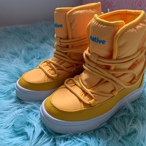 NWT Yellow Lightweight snow boots size 13